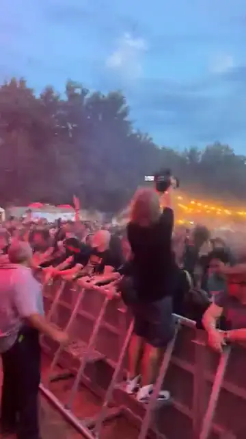 Foule de festival filmée au crépuscule