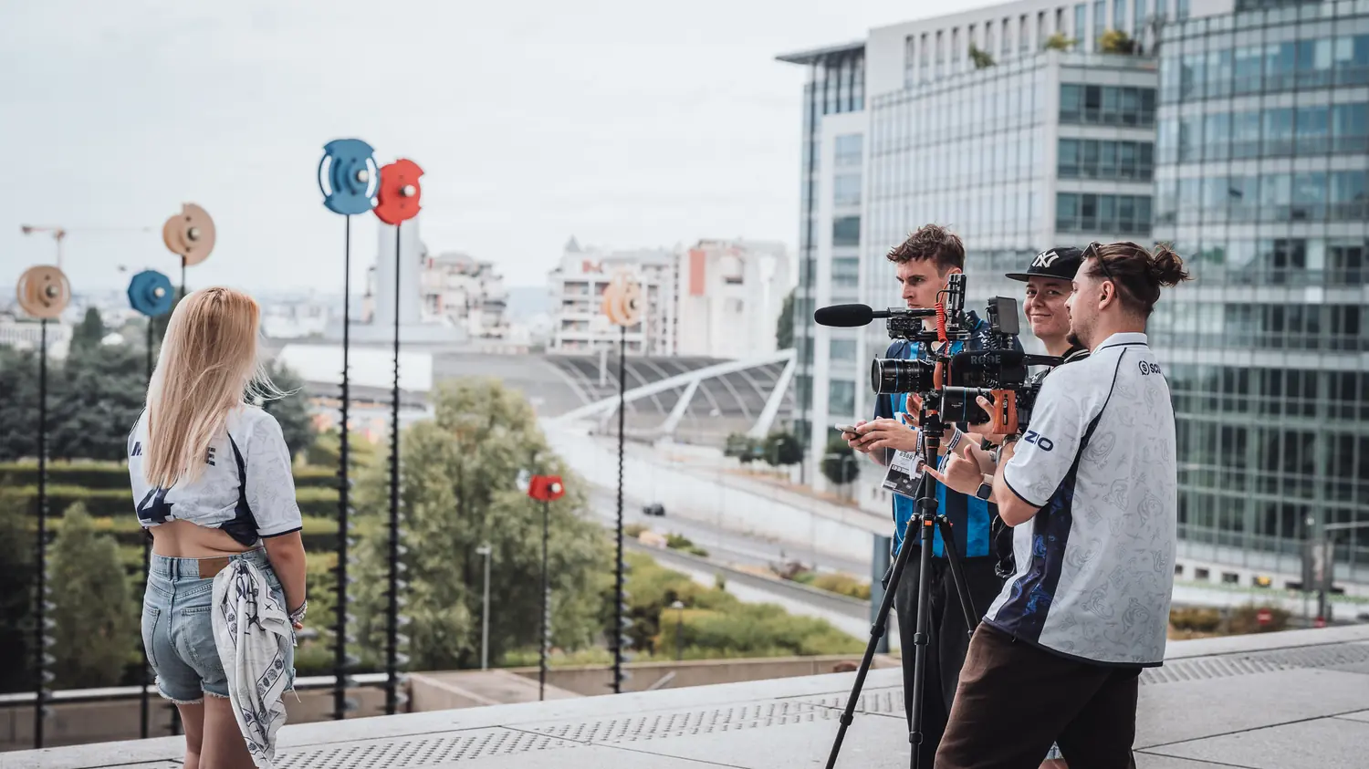 Interview en extérieur sur le parvis de La Défense