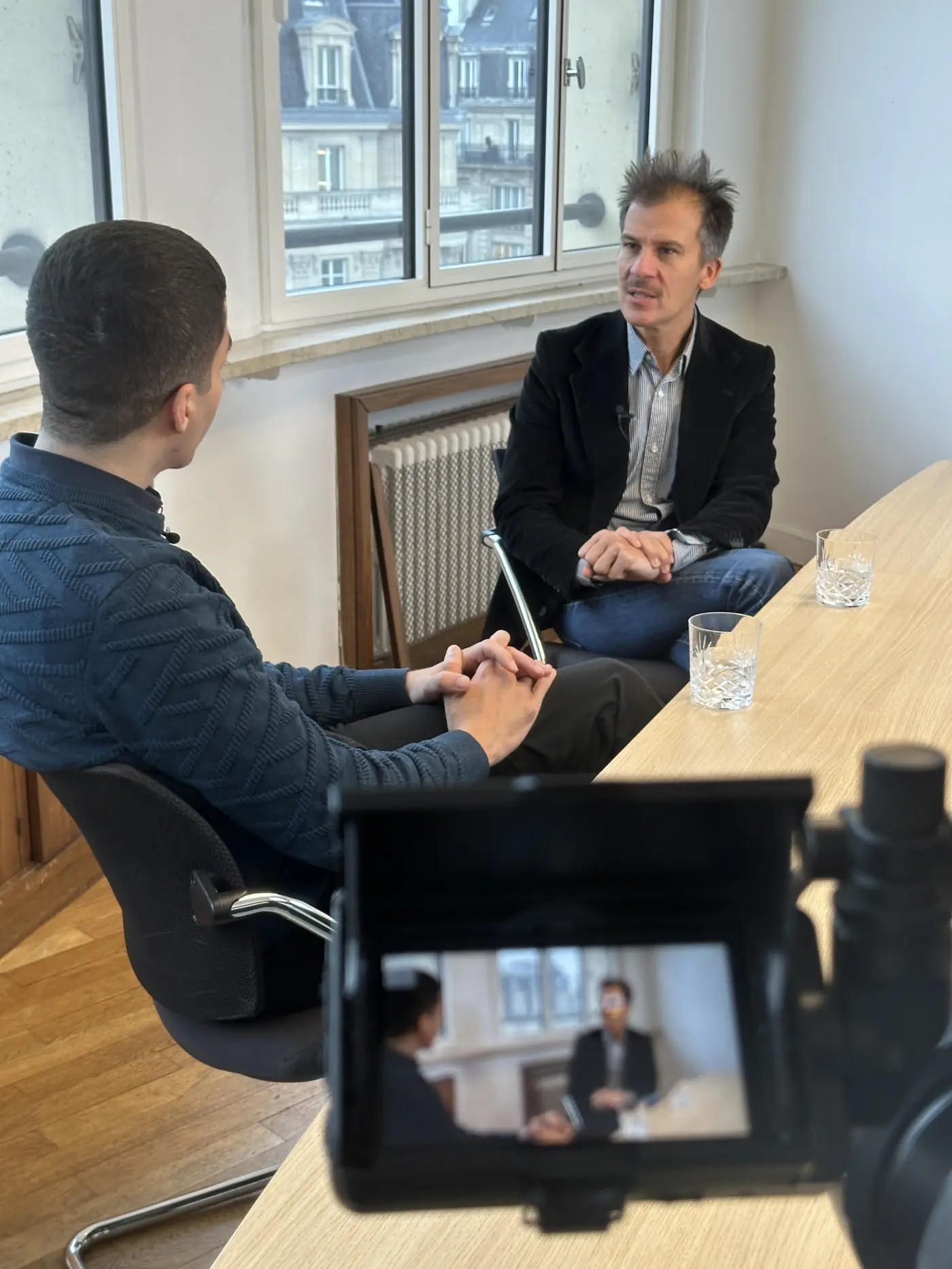 Interview en lumière naturelle près d'une fenêtre