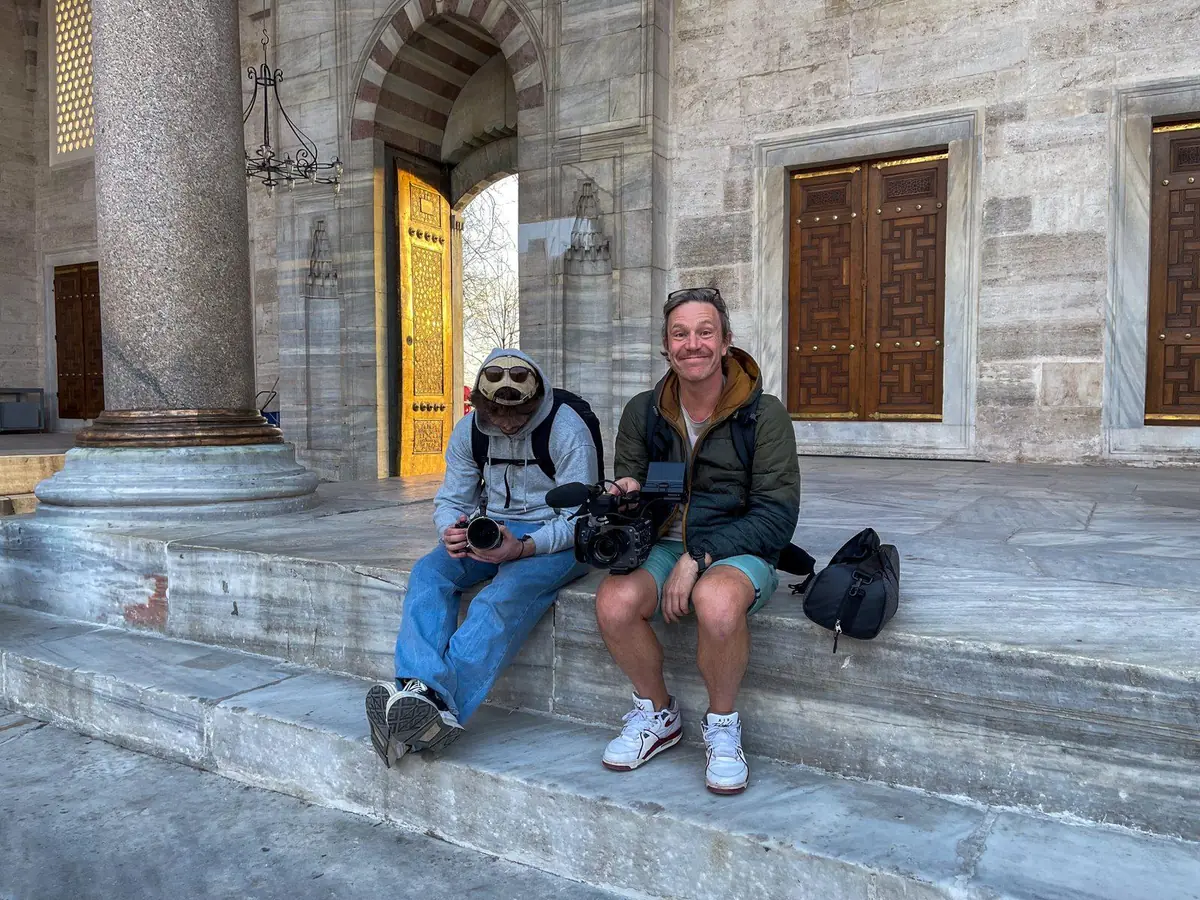 Lou Gilquin et Emmanuel Bernard en tournage à Istanbul
