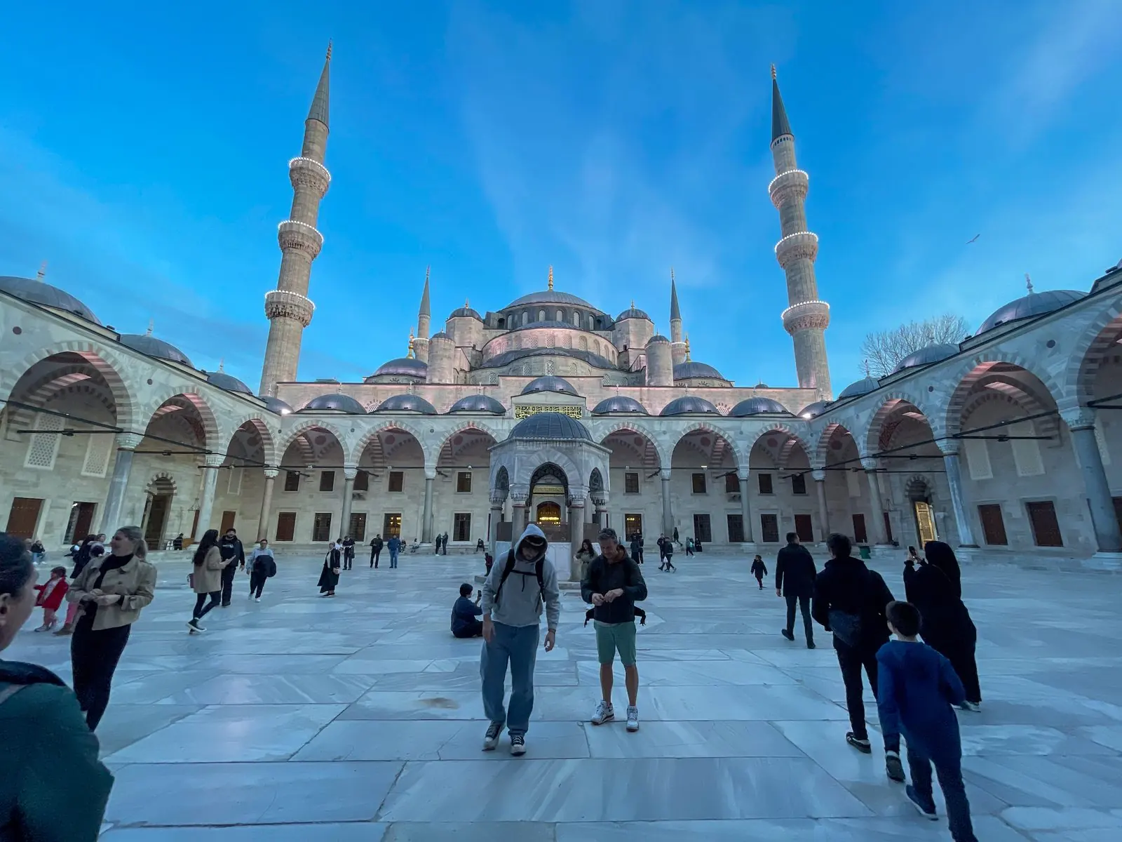 Repérage devant la Mosquée bleue à Istanbul