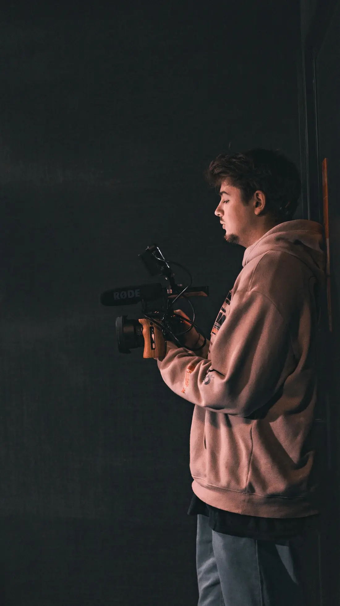 Tournage en lumière basse, caméra à l'épaule