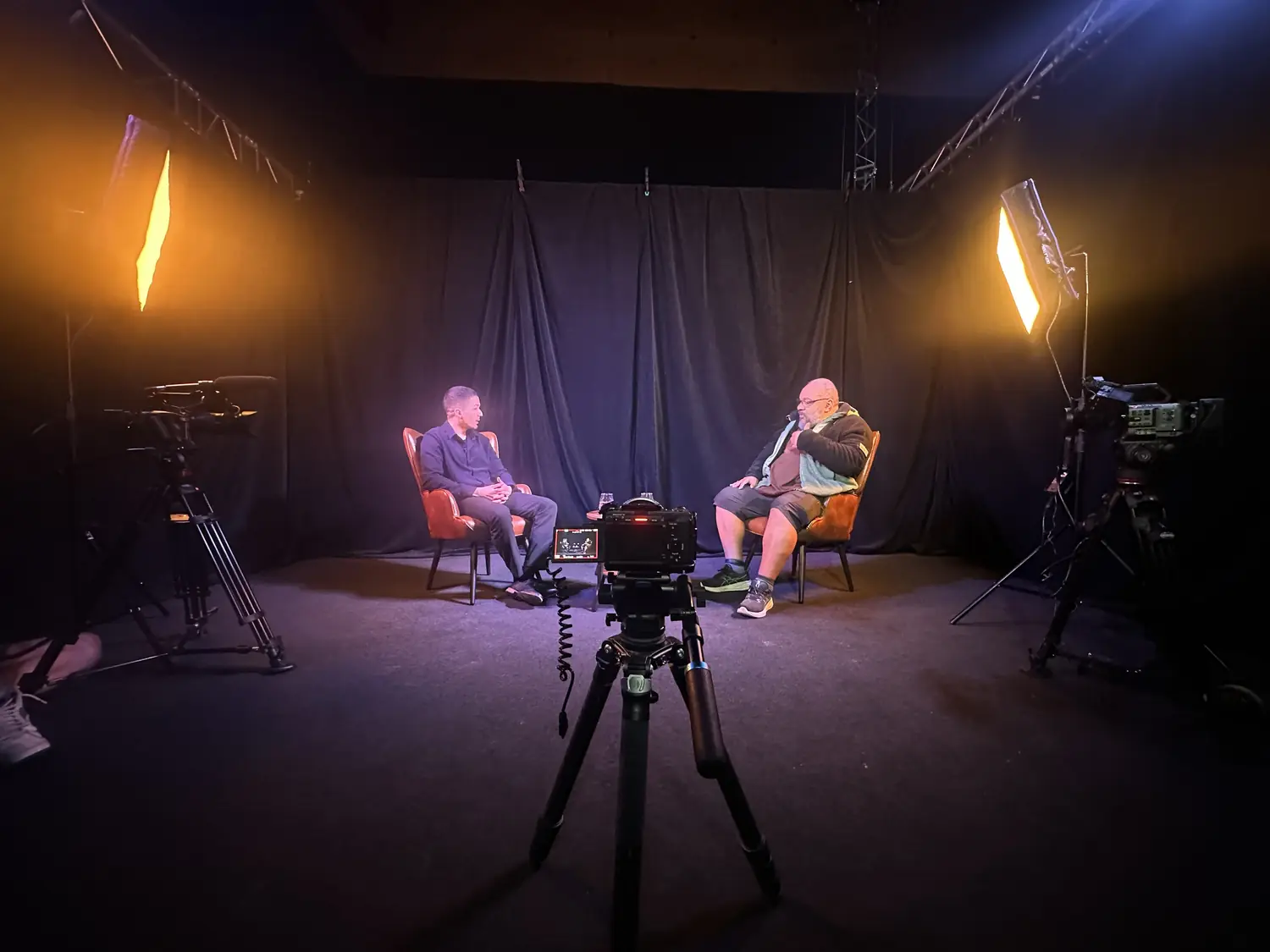 Plateau d'interview deux caméras, éclairage cinéma sur fond noir