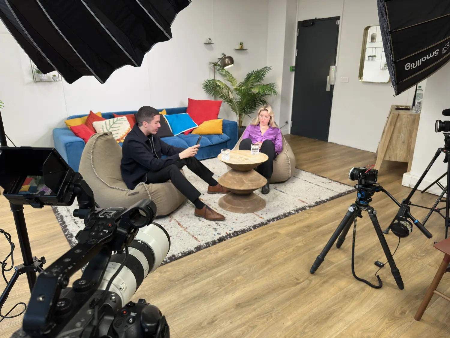 Interview dans un salon coloré, deux caméras installées