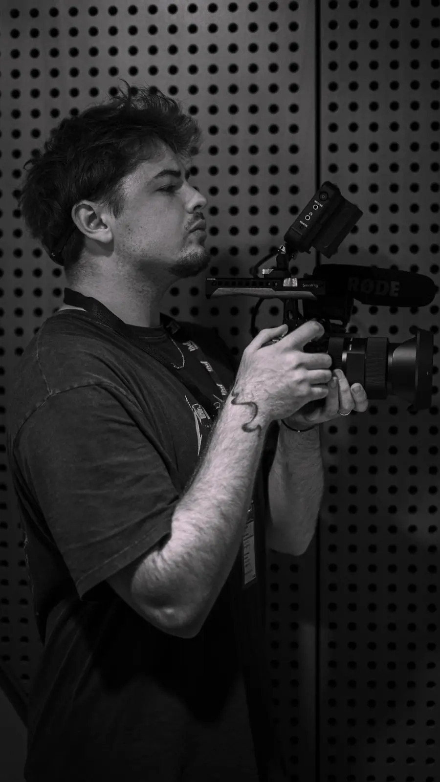 Lou Gilquin, vidéaste et fondateur de Jilkin Média, en tournage